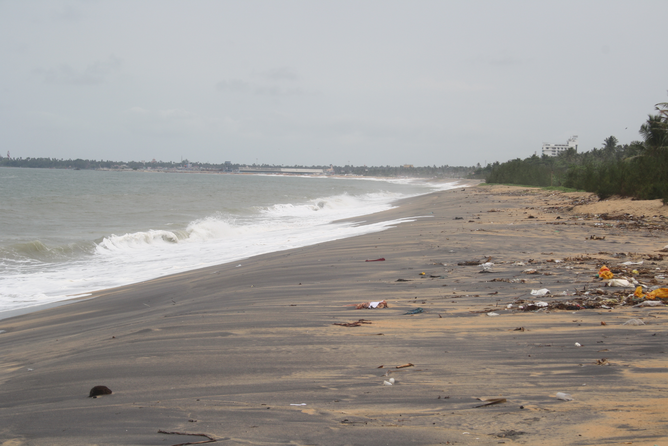 Das bedrohte Paradies - Müll verteilt am Strand