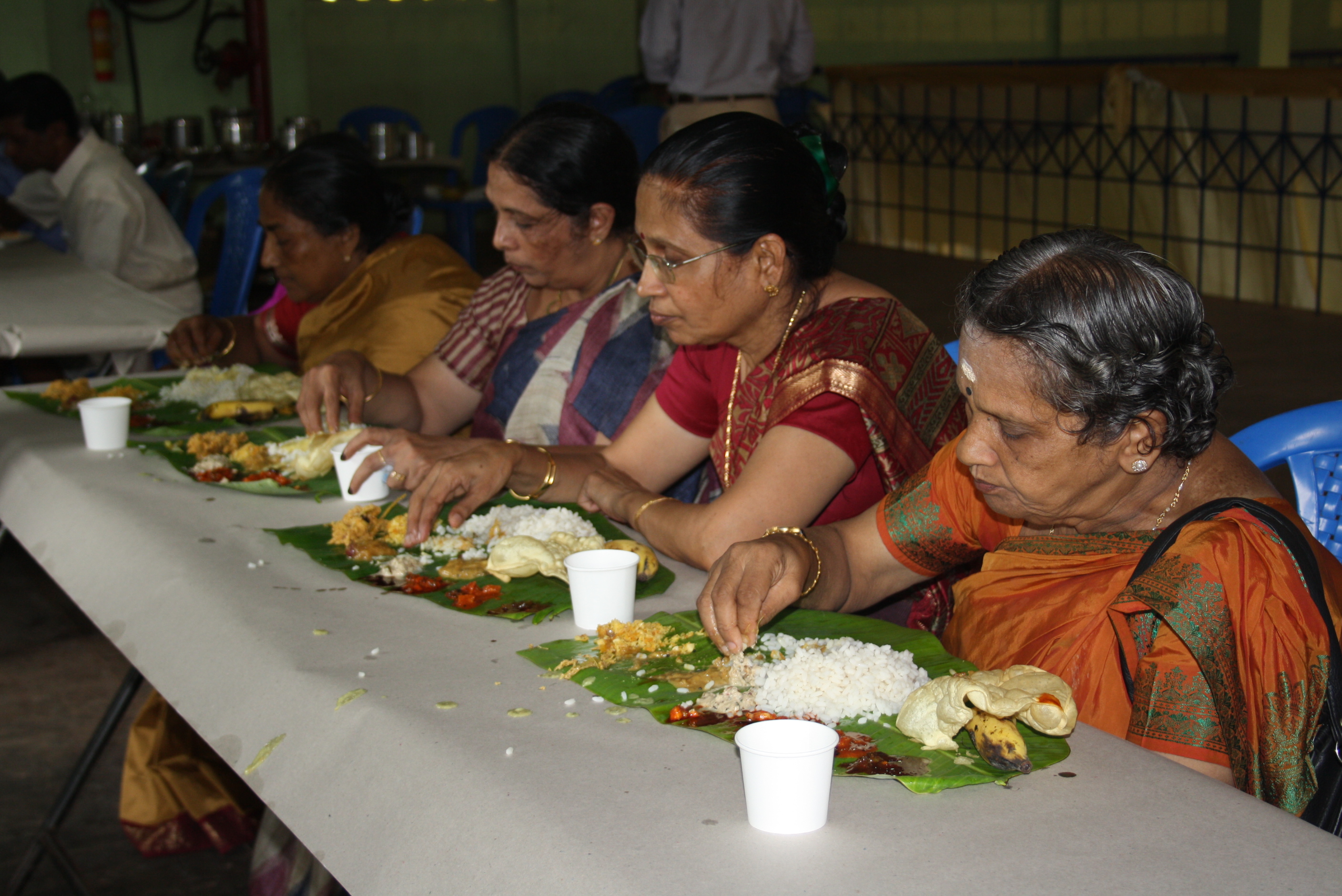 Indische Damen beim Essen