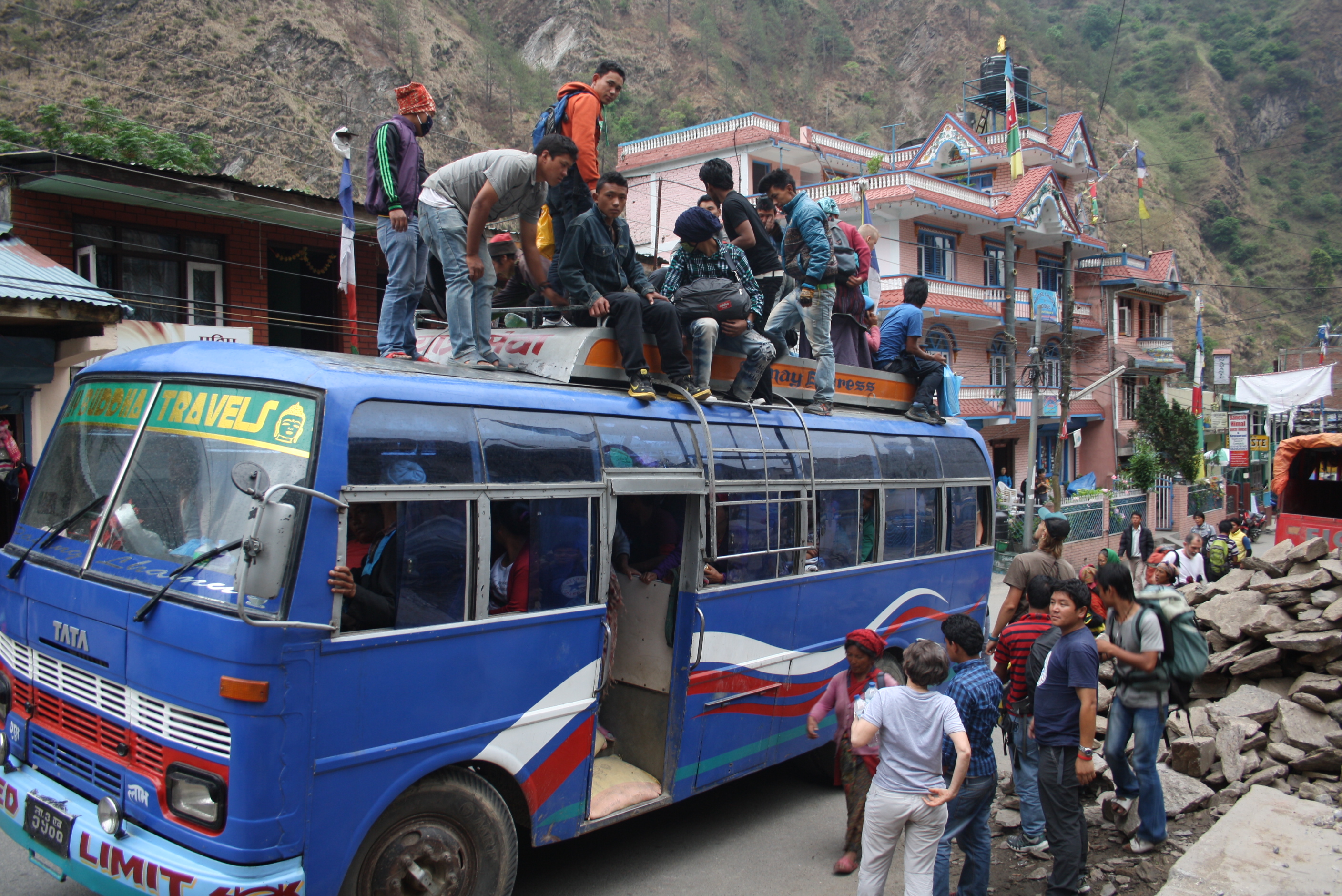Transport mal anders - Buspassagiere sitzen in Nepal sogar auf dem Dach