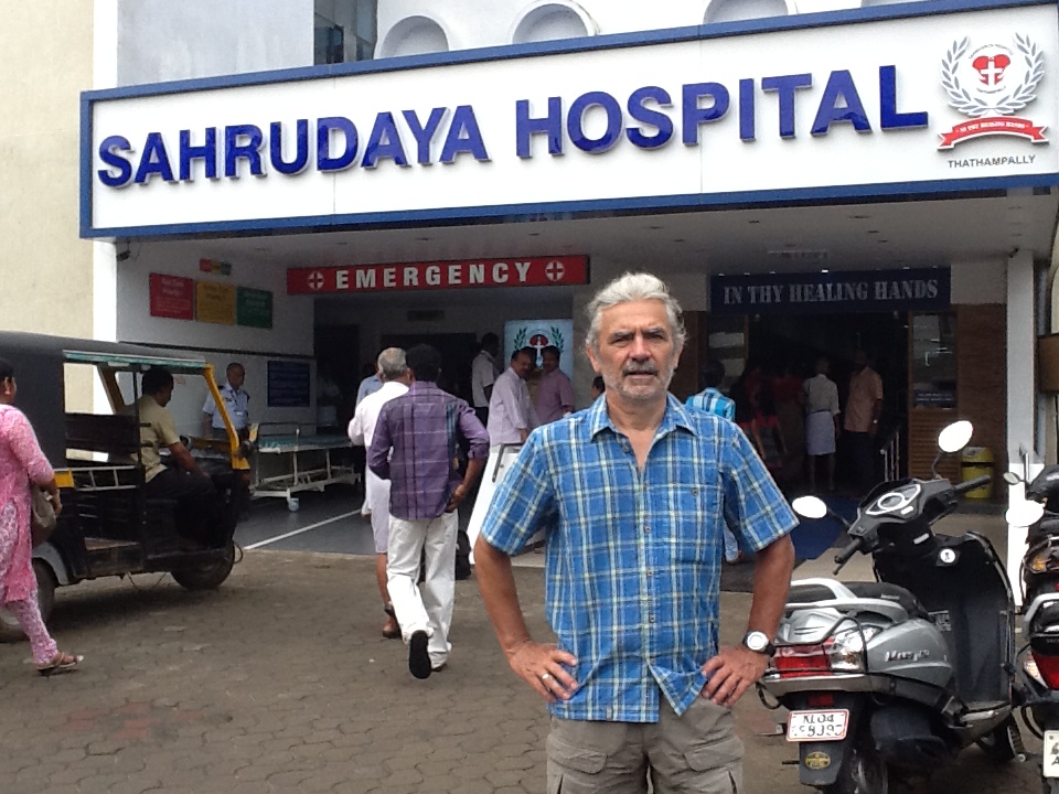 Frank Richter vor dem Sahrudaya Hospital